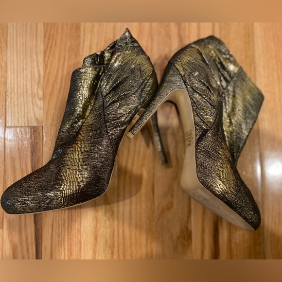 Colin Stuart black and and gold bootie.  Size 11 - Picture 8 of 8